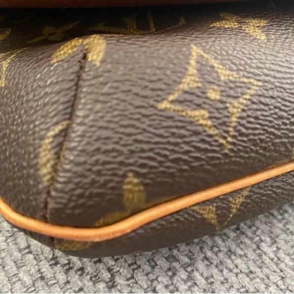 Louis Vuitton Classic Monogram Crossbody Bag - Picture 5 of 10